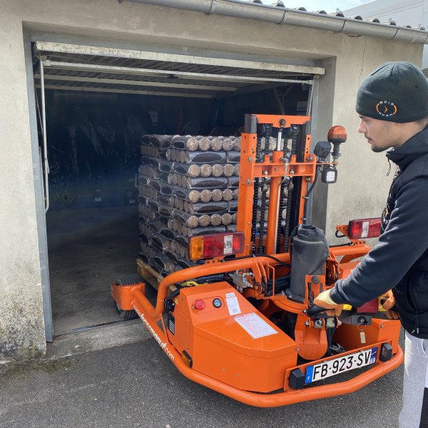 Palette met gecomprimeerde nacht houtblokken EO2